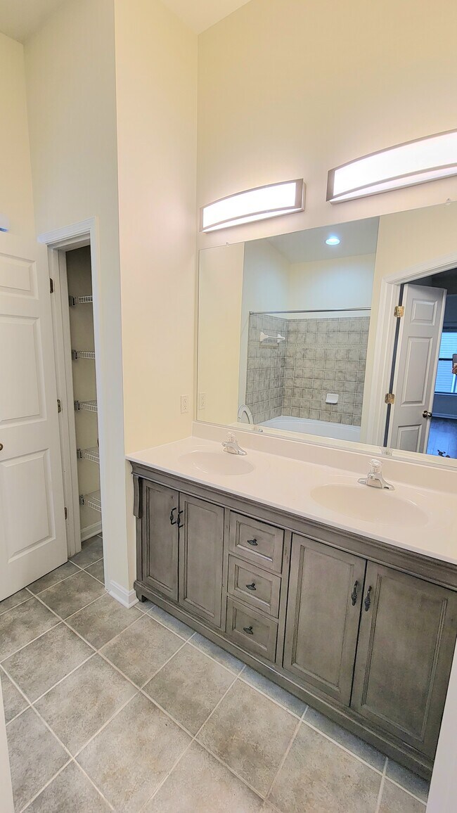 Building Photo - 18 S High St