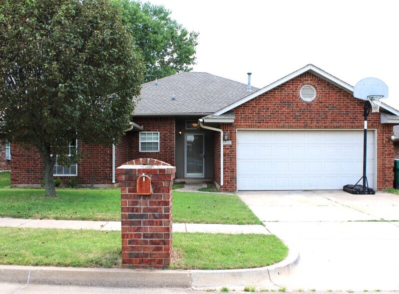 Building Photo - 2720 SE 95th St