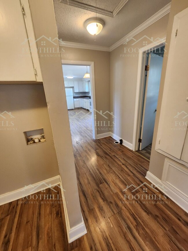 Building Photo - Charming 3-Bed Brick Rental Near Schools &...