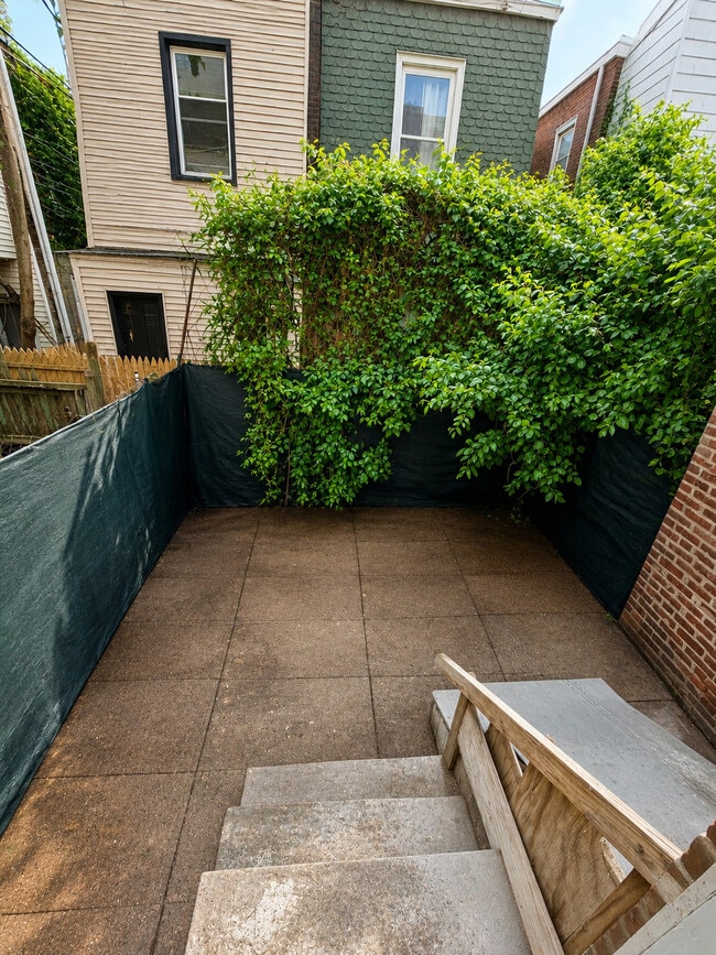 Building Photo - 828 E Cornwall St