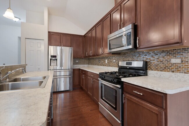 Building Photo - 2528 Dunraven Ave