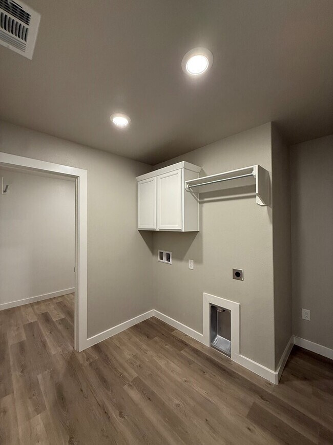 Building Photo - 6101 Poppy Dr