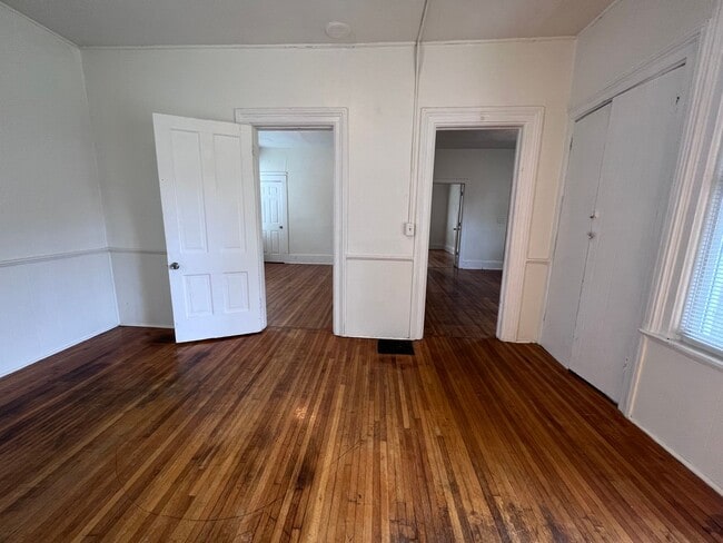 Building Photo - Bright 2 Bedroom Apartment with Laundry on Site!