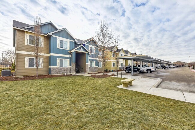 Building Photo - 872 N Maple Grove Rd