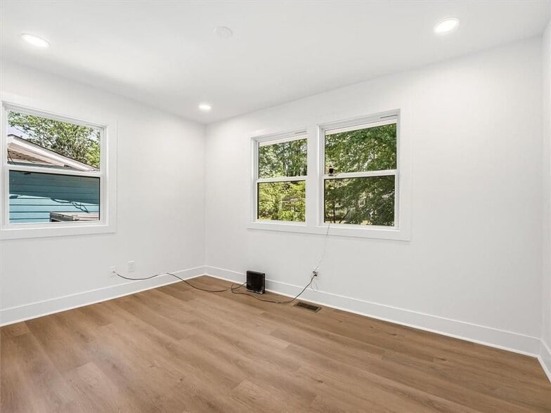 Building Photo - 454 Oak Dr SE