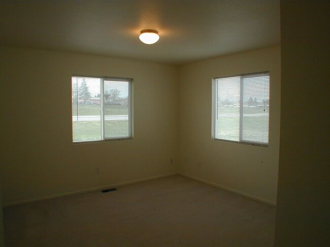 Building Photo - House For Lease