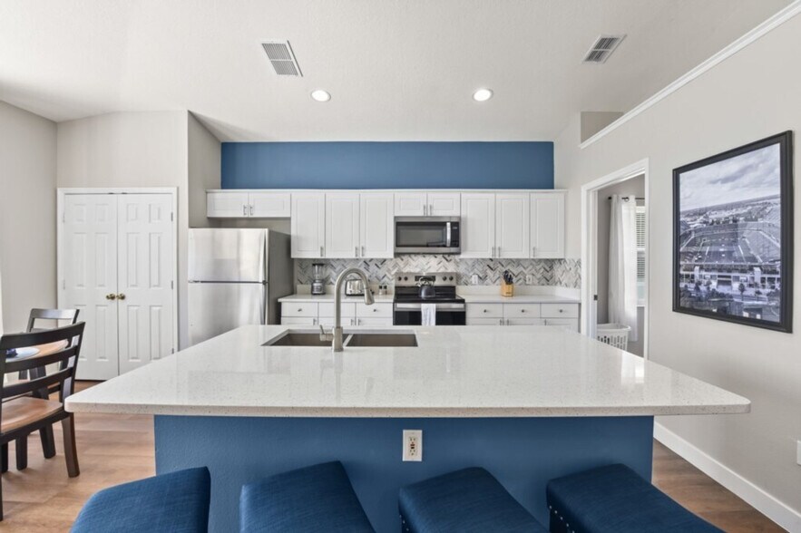 Building Photo - 8022 King Palm Cir