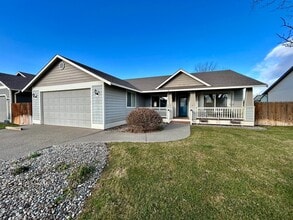 Building Photo - Charming Home Near John Wayne Trail