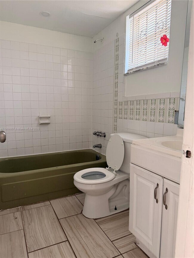 Building Photo - 13725 NE 6th Ave