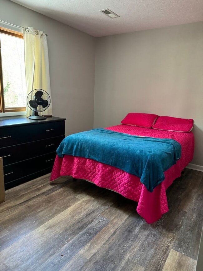 Building Photo - 3 Bedroom || 3 Bathroom Home with Basement...