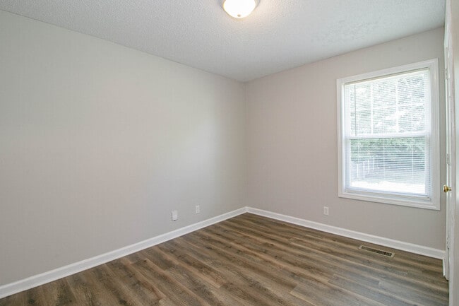 Building Photo - 233 Waterford Dr