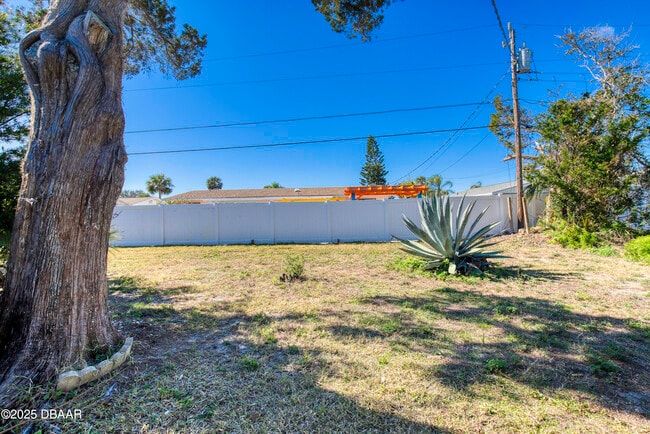 Building Photo - 3041 N Oleander Ave