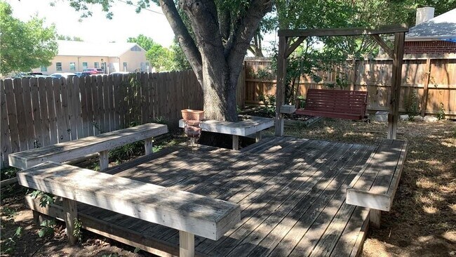 Building Photo - 725 Woodrow Cir