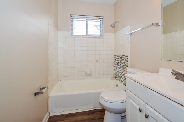 Building Photo - 10311 Baribeau Ln