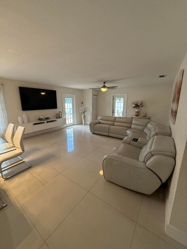 Building Photo - 3139 Egremont Dr