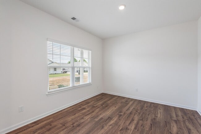 Building Photo - 104 Greystone Way