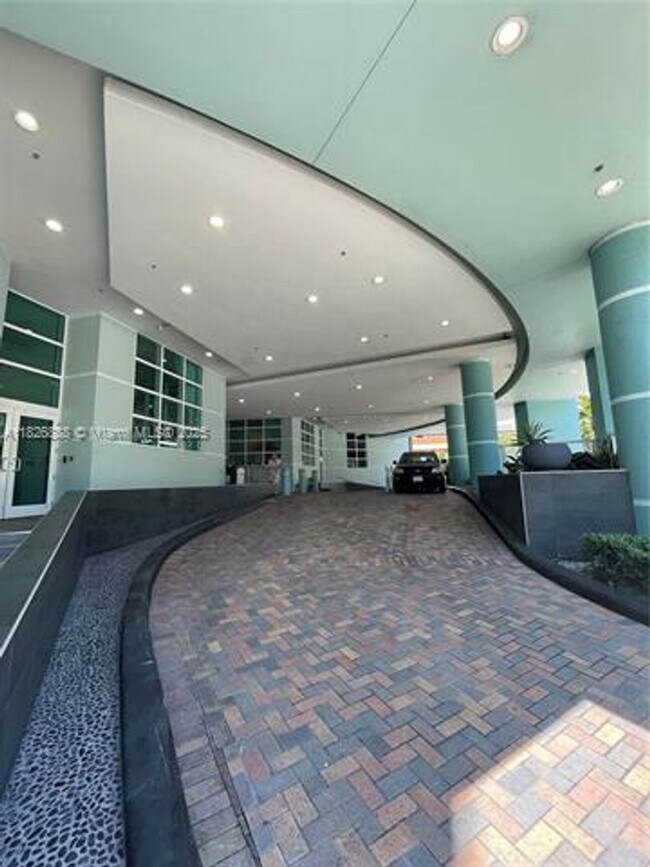 Building Photo - 1900 N Bayshore Dr