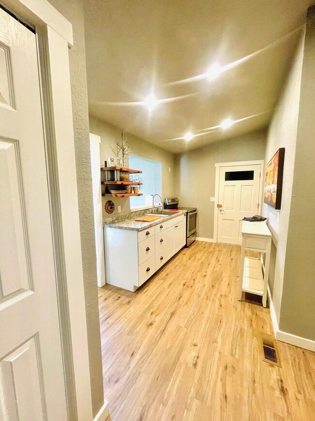 Well-equipped kitchen with full size appliances - 4079 Stevensville River Rd