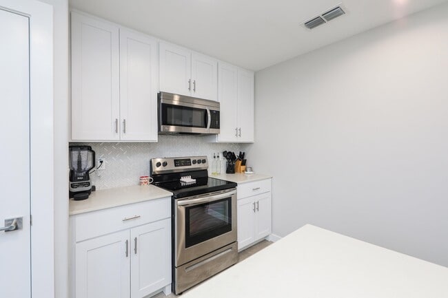 Building Photo - 1025 La Muralla St