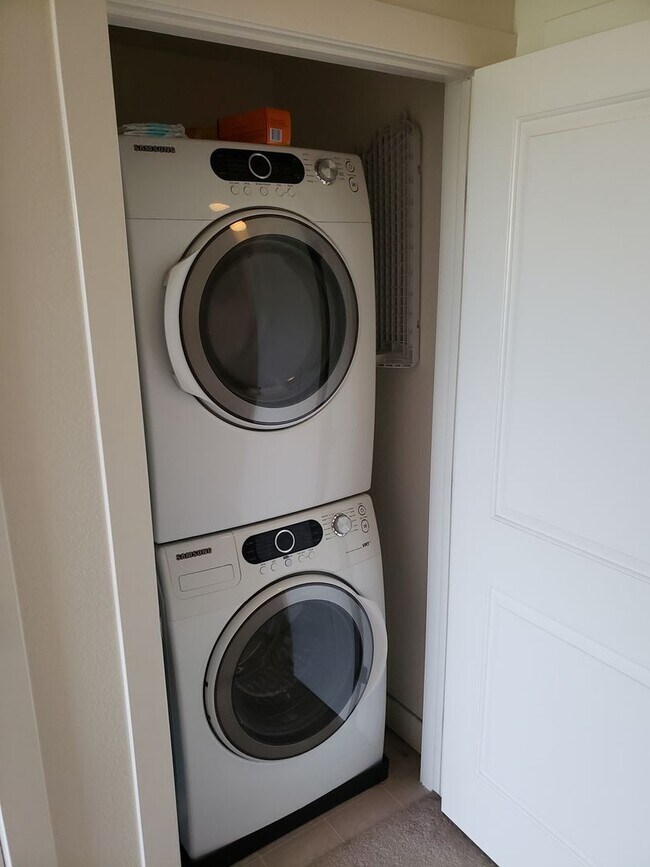 Building Photo - Beautiful 2-bed, 2-bath condo in Jefferson Park