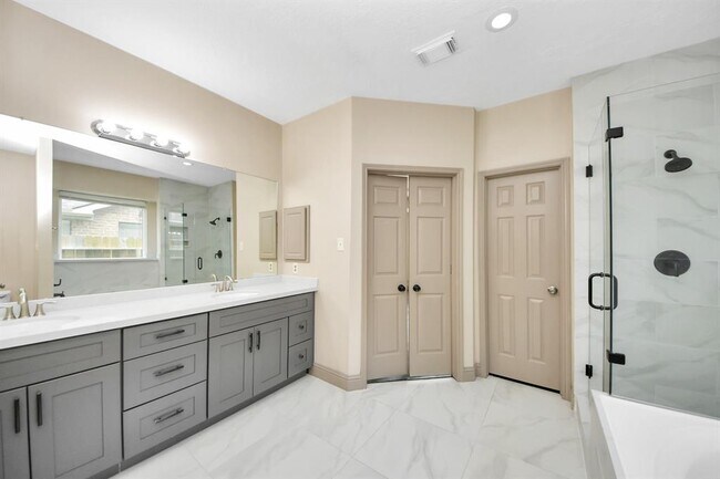 Building Photo - 2030 Winding Hollow Dr