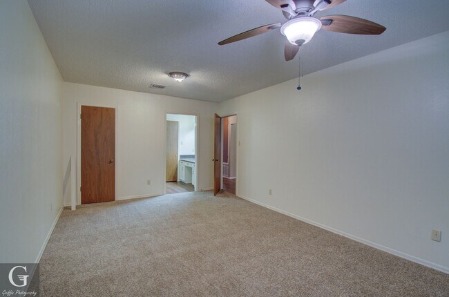 Building Photo - 4 bedroom 2 bathroom