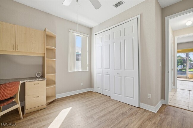 Building Photo - 1012 SE 5th Terrace