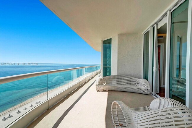 Building Photo - 16051 Collins Ave