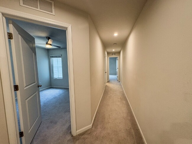 Building Photo - Spacious 3-Bedroom Townhome with garage  i...
