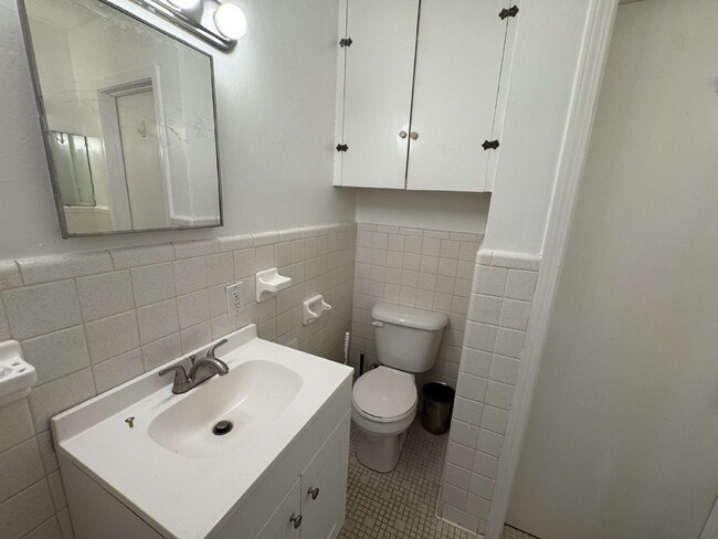 Building Photo - 4 bed & 3 full bath - Perfect for families and students