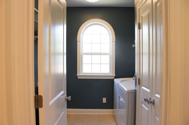 Building Photo - Charming 3BD, 2BA home with spacious yard and screened in porch