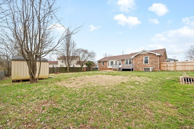 Building Photo - Pet Friendly Three Bedroom!