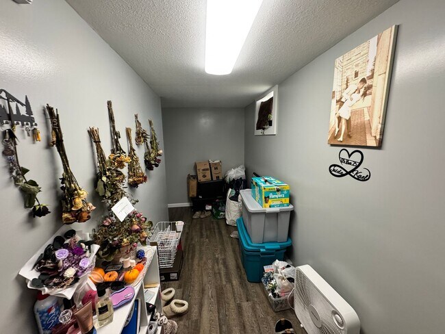 Building Photo - Newly updated 2 bedroom apartment