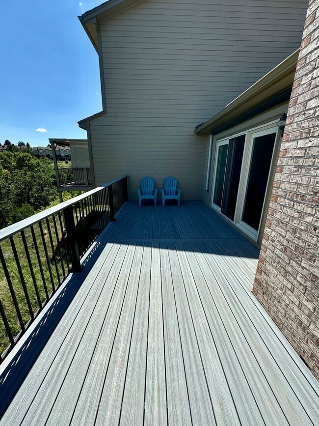Building Photo - Well Maintained 3 bedroom end unit Townhom...