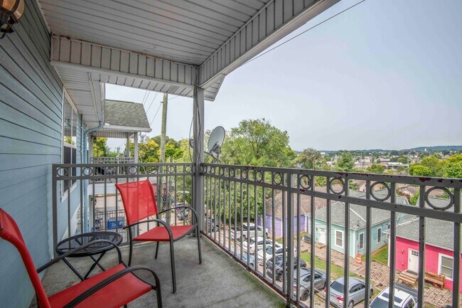 Building Photo - Knoxville 37916 - 3 bedroom, 2 bath condo in UT area, Short term rental considered @ $3400 a mont...