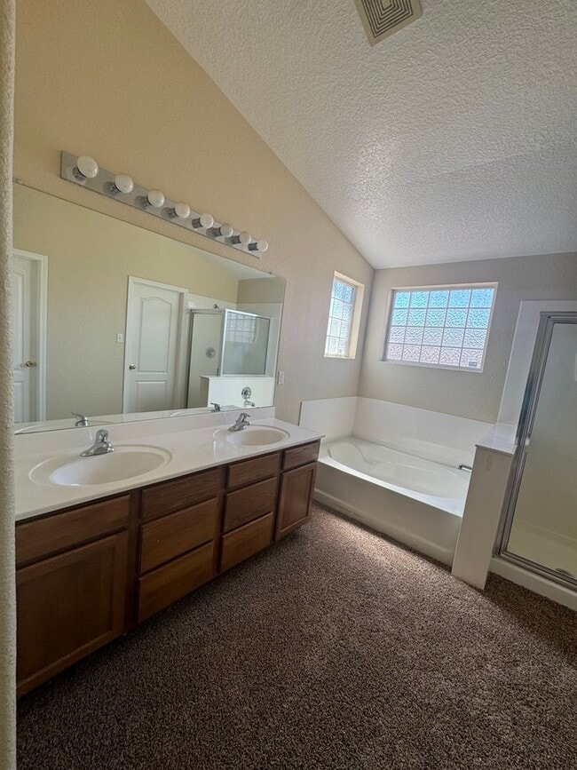 Building Photo - 3 bed 2 bath home