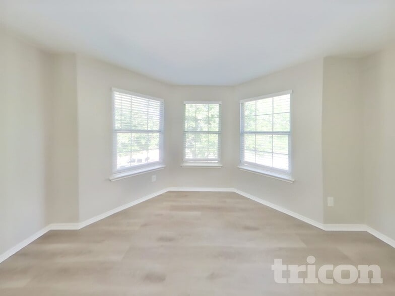 Building Photo - 220 Flatwood Dr