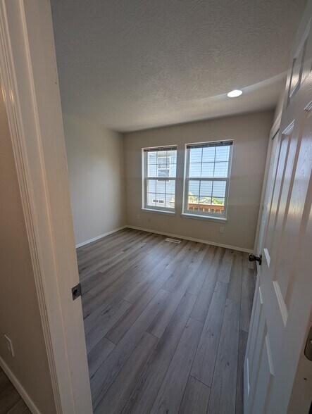 Building Photo - 6925 / 6927 Ridgetop Dr NE