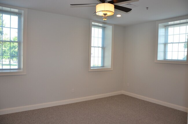Building Photo - 6 Admirals Wy