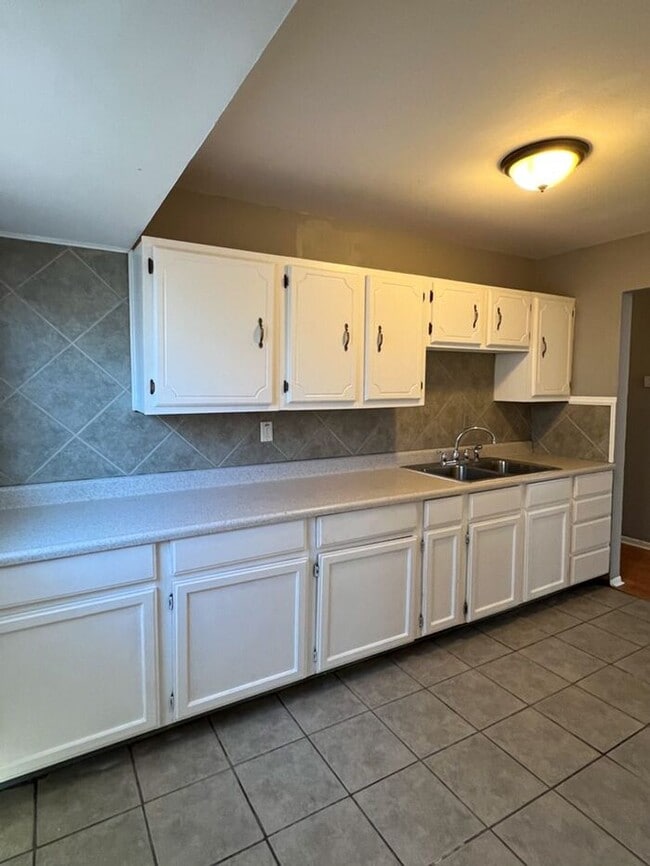 Building Photo - Charming 3 bedroom St Louis home near Nort...