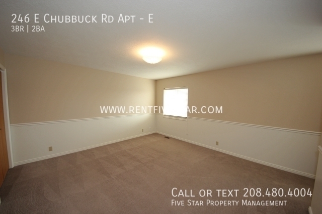 Building Photo - Large Apartment with Gorgeous Vaulted Ceil...