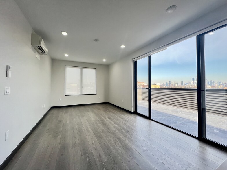 Building Photo - 100 Sackett St