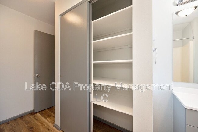 Building Photo - 1421 E Randle Ave