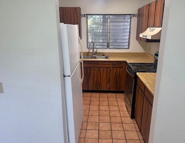 Building Photo - College Gardens