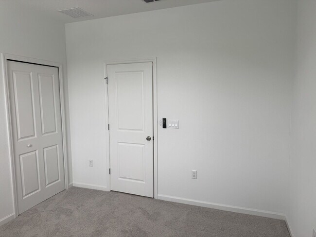 Building Photo - "Spacious 4-Bed Oasis with Granite Finishes & Guest Suite in Jacksonville!"