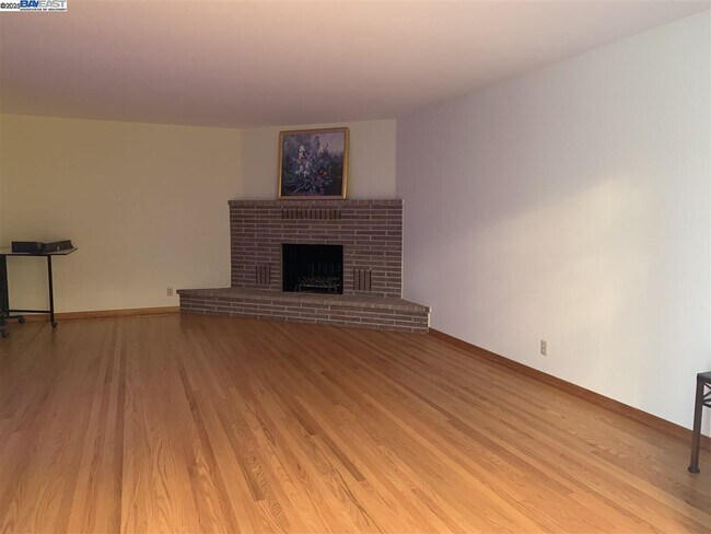 Building Photo - 2755 Pineridge Rd