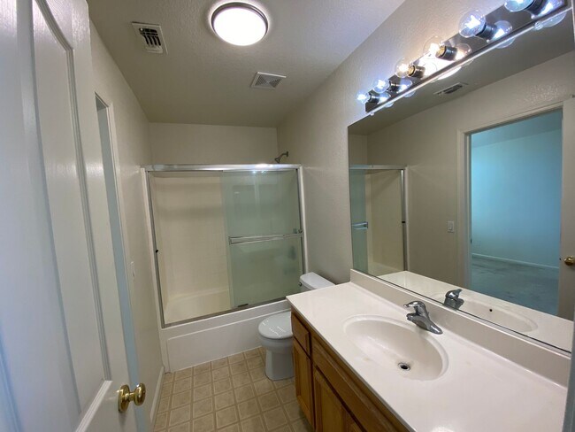 Building Photo - Spacious & Nice!