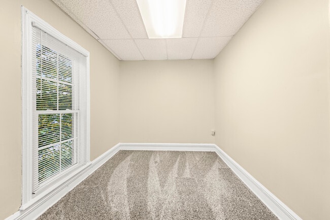 Building Photo - 1017 N Holbrook St