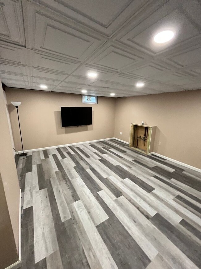 Building Photo - 3 Bedroom Single Family Home in Liverpool