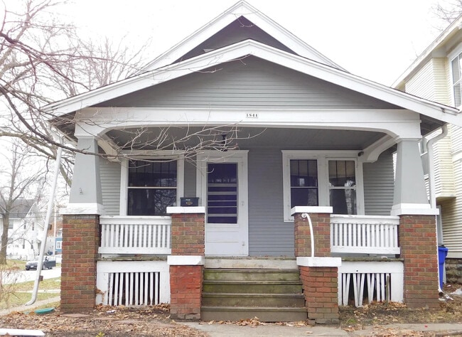 Primary Photo - 1841 Grande Ave SE